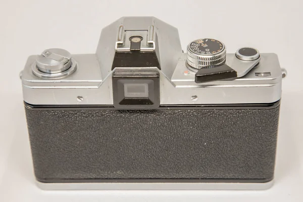 白地に隔離された古いFf一眼レフカメラ — ストック写真