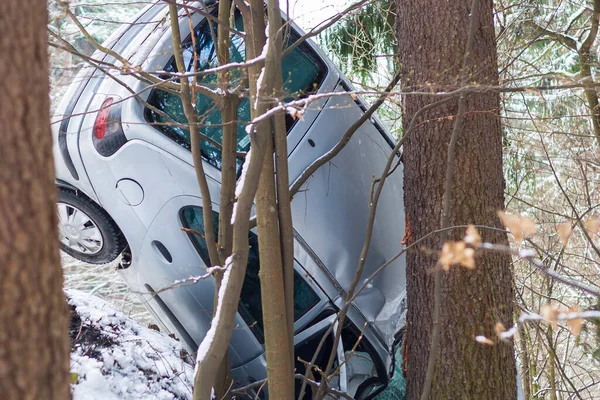 Coche Que Estrelló Una Carretera Nevada Estrelló Contra Árbol —  Fotos de Stock