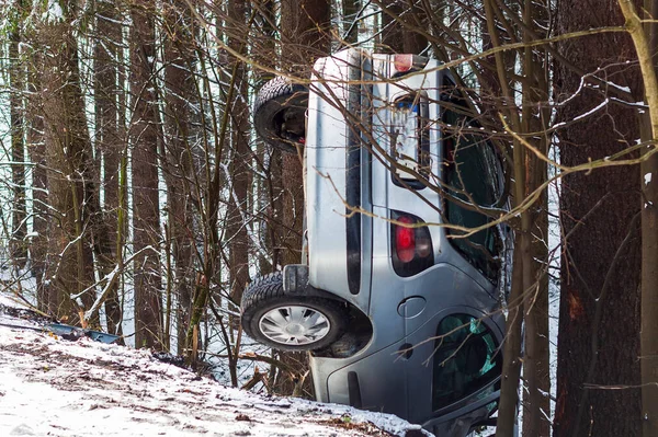 Coche Que Estrelló Una Carretera Nevada Estrelló Contra Árbol —  Fotos de Stock