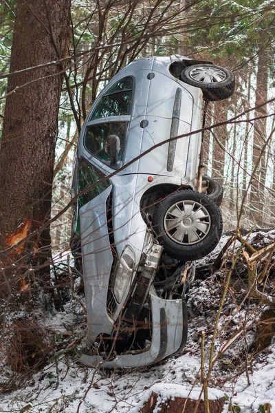 Coche Que Estrelló Una Carretera Nevada Estrelló Contra Árbol —  Fotos de Stock