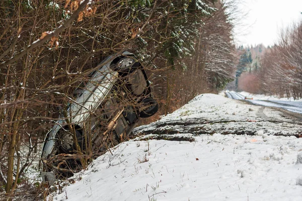 Coche Que Estrelló Una Carretera Nevada Estrelló Contra Árbol —  Fotos de Stock