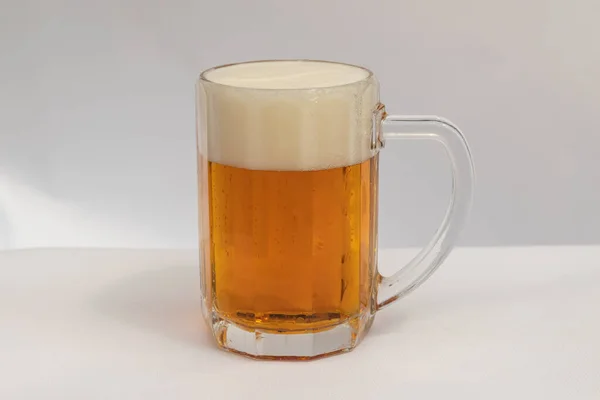 Uma Caneca Cerveja Leve Gravada Uma Superfície Lisa Fundo Leve — Fotografia de Stock