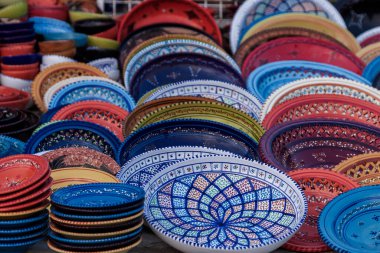 Güzel renkli geleneksel seramik eşyalar - Tunus 'ta bir markette tabaklar ve lambalar.