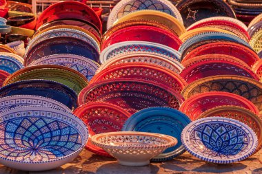 Güzel renkli geleneksel seramik eşyalar - Tunus 'ta bir markette tabaklar ve lambalar.