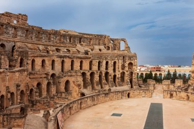 Tunus 'taki El-Cem' deki Kolezyum Duvarı manzarası. Arka planda bulutlu mavi bir gökyüzü var.