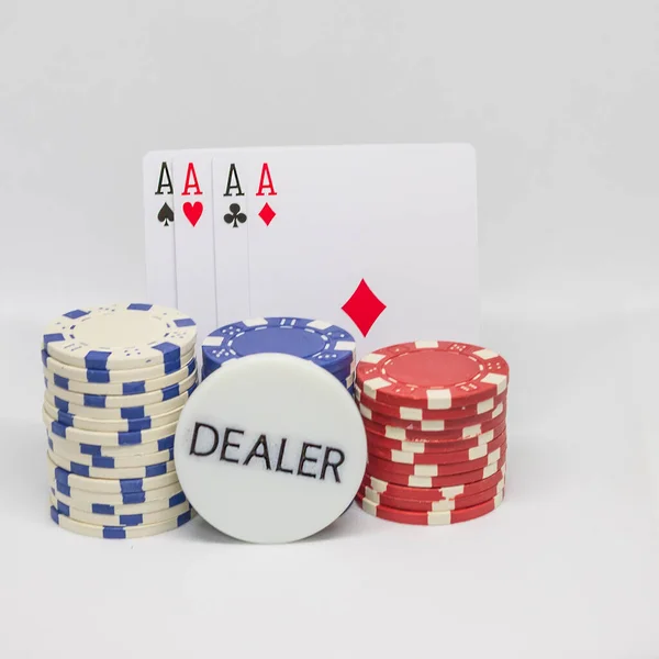 Casino Chips Aas Van Harten Kaart Plaquette Met Dealer Inscriptie — Stockfoto