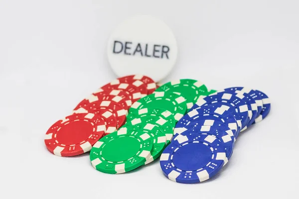 Casino Chips Aas Van Harten Kaart Plaquette Met Dealer Inscriptie — Stockfoto
