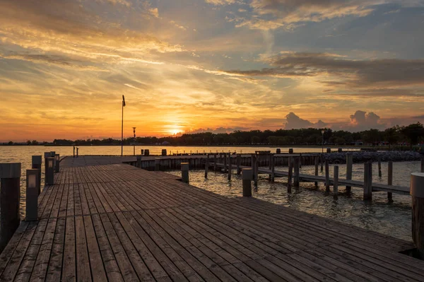 Drewniane Molo Nad Jeziorem Neusiedl Podersdorf Austria Tle Jest Dramatyczne — Zdjęcie stockowe