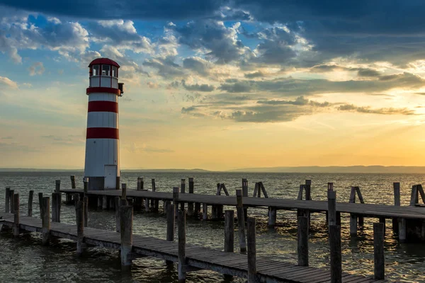 Cais Madeira Que Leva Lago Farol Vermelho Branco Lago Neusiedl — Fotografia de Stock