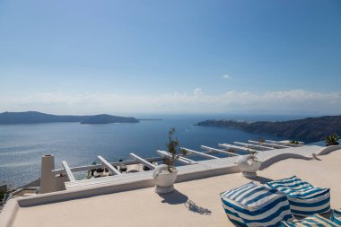 Yunanistan 'ın Santorini adasındaki Megalochori' de kıyı ve deniz manzarası.