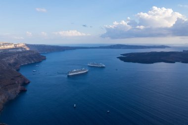 Yunanistan 'ın Santorini adasındaki Megalochori' de kıyı ve deniz manzarası.