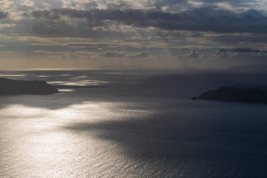Santorini adasındaki Megalochori körfezi üzerinde şiddetli fırtına bulutları.