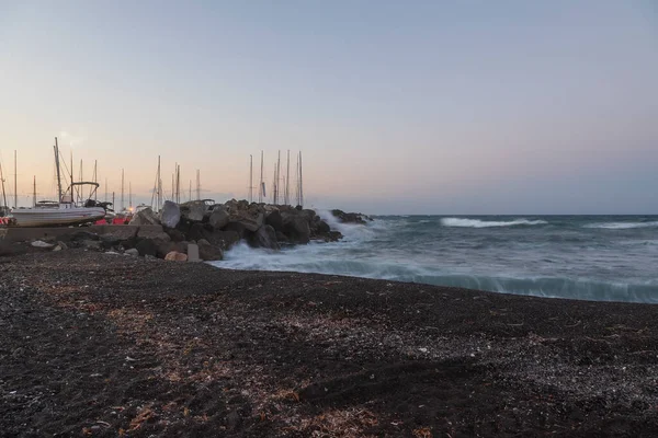希腊圣托里尼岛上的Vlichada港口的船只在日出时分 背景是蓝天 白云和升起的太阳 — 图库照片