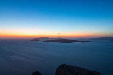 Yunanistan 'ın Santorini adasında Caldera üzerinde gün batımı.