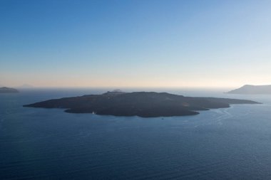 Yunanistan 'ın Santorini adasında Caldera üzerinde gün batımı.