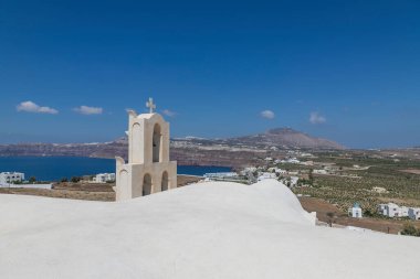 Yunanistan 'ın Santorini adasındaki manzara. Arka planda mavi gökyüzü var.