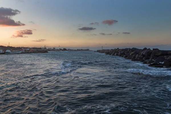 Лодки Гавани Вличады Острове Санторини Греции Утром Рассвете Заднем Плане — стоковое фото