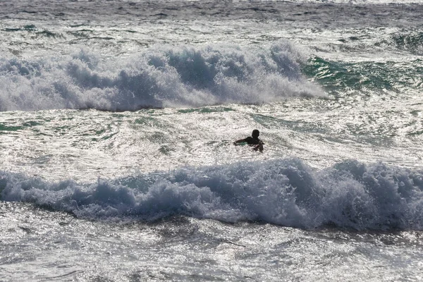 Silhouette Surfeur Dans Les Grandes Vagues Mer — Photo