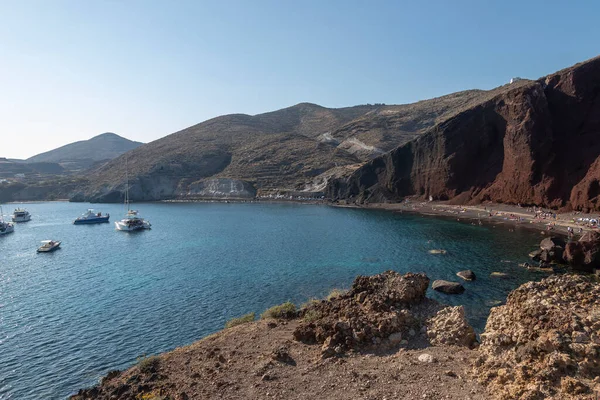 Yunanistan 'ın Santorini adasındaki siyah plaj. Beyaz bulutlu mavi arkaplan gökyüzü.