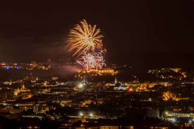 Avrupa 'daki Çek Cumhuriyeti' nin gece kenti Brno 'da havai fişekler. Şehrin yukarısında farklı renkte işaret fişekleri var..