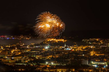 Avrupa 'daki Çek Cumhuriyeti' nin gece kenti Brno 'da havai fişekler. Şehrin yukarısında farklı renkte işaret fişekleri var..