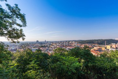 Çek Cumhuriyeti 'nin Avrupa' daki Brno kentinin manzarası. Arka planda bulutlu mavi bir gökyüzü var.