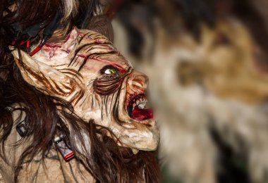 Çek Cumhuriyeti 'ndeki geçit töreninde Krampus' u kötüledi.