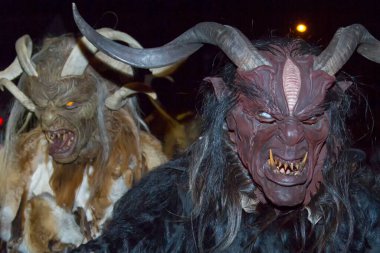 Çek Cumhuriyeti 'ndeki geçit töreninde Krampus' u kötüledi.