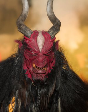Çek Cumhuriyeti 'ndeki geçit töreninde Krampus' u kötüledi.