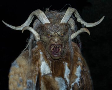 Çek Cumhuriyeti 'ndeki geçit töreninde Krampus' u kötüledi.