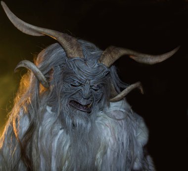 Çek Cumhuriyeti 'ndeki geçit töreninde Krampus' u kötüledi.