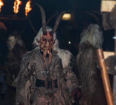 Çek Cumhuriyeti 'ndeki geçit töreninde Krampus' u kötüledi.
