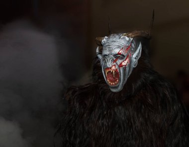Çek Cumhuriyeti 'ndeki geçit töreninde Krampus' u kötüledi.