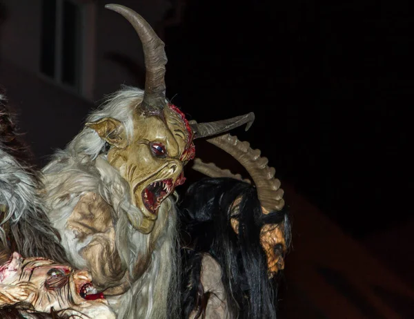 Çek Cumhuriyeti 'ndeki geçit töreninde Krampus' u kötüledi.