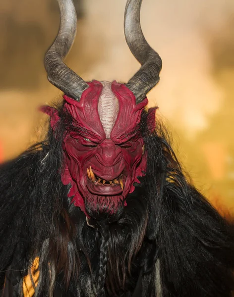 Çek Cumhuriyeti 'ndeki geçit töreninde Krampus' u kötüledi.