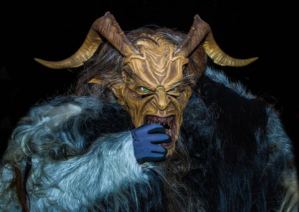 Çek Cumhuriyeti 'ndeki geçit töreninde Krampus' u kötüledi.