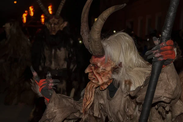 Çek Cumhuriyeti 'ndeki geçit töreninde Krampus' u kötüledi.