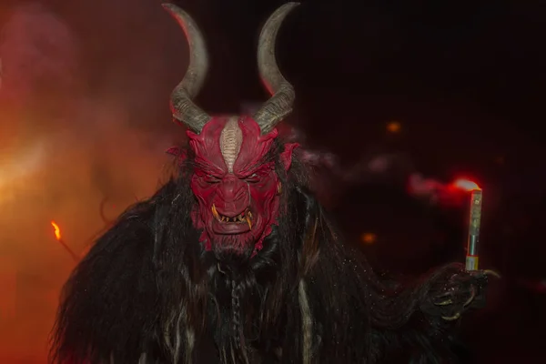 Çek Cumhuriyeti 'ndeki geçit töreninde Krampus' u kötüledi.