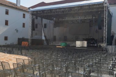 Bekarlığa veda partisinin önündeki avluda oturmak için tel sandalyeler..