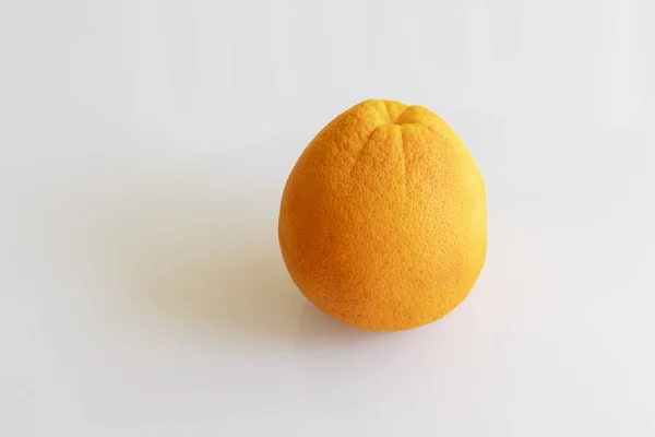 Laranja Inteira Isolada Fundo Branco Faz Uma Sombra — Fotografia de Stock