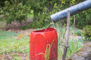 Yağmur suyu hasadı. Yağmur suyu - su oluktan fıçıya akar