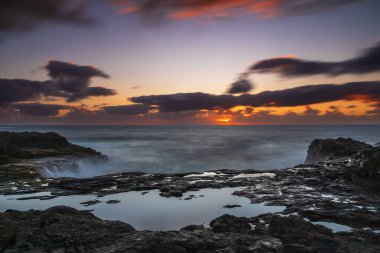 Büyük Kanarya 'nın doğu kıyısında, anakaranın ve okyanusun sınırında ilginç bir jeolojik oluşum. İspanya El Bufadero