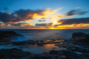 Büyük Kanarya 'nın doğu kıyısında, anakaranın ve okyanusun sınırında ilginç bir jeolojik oluşum. İspanya El Bufadero