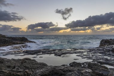 Büyük Kanarya 'nın doğu kıyısında, anakaranın ve okyanusun sınırında ilginç bir jeolojik oluşum. İspanya El Bufadero