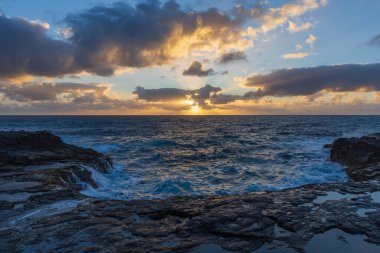 Büyük Kanarya 'nın doğu kıyısında, anakaranın ve okyanusun sınırında ilginç bir jeolojik oluşum. İspanya El Bufadero