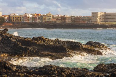 Büyük Kanarya 'nın doğu kıyısında, anakaranın ve okyanusun sınırında ilginç bir jeolojik oluşum. İspanya El Bufadero