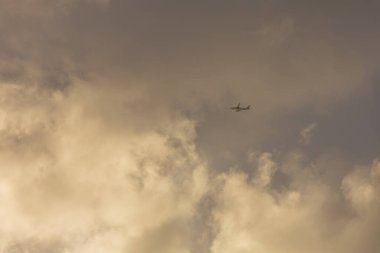 Gökyüzünde ilginç bulutlar. Bulutların arasında bir uçak