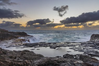 Büyük Kanarya 'nın doğu kıyısında, anakaranın ve okyanusun sınırında ilginç bir jeolojik oluşum. İspanya El Bufadero