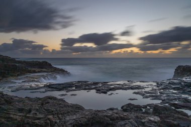 Büyük Kanarya 'nın doğu kıyısında, anakaranın ve okyanusun sınırında ilginç bir jeolojik oluşum. İspanya El Bufadero