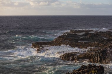 Büyük Kanarya 'nın doğu kıyısında, anakaranın ve okyanusun sınırında ilginç bir jeolojik oluşum. İspanya El Bufadero